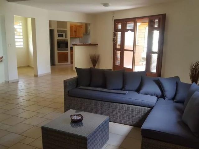 Appartement en haut de villa type T4 meublé ABYMES