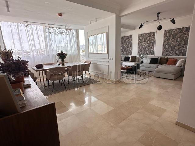 Appartement en location à Anfa. 3 pièces confortables. Cheminée et concierge