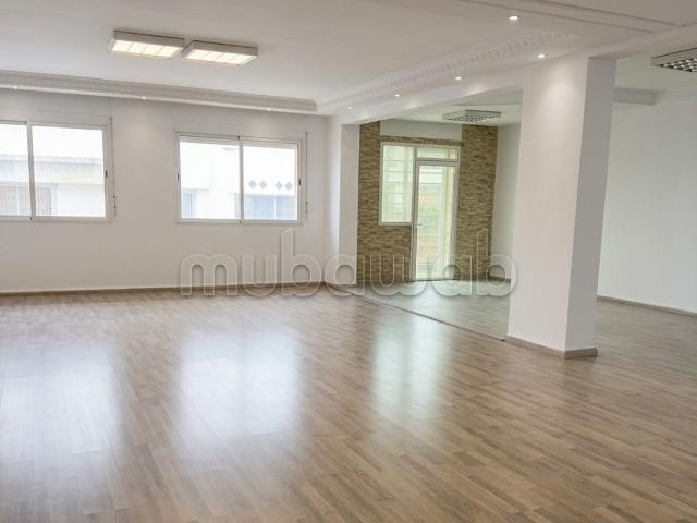 Appartement en location à Bourgogne Ouest. Surface totale 143 m². Grand balcon