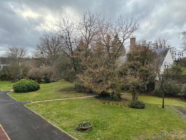 Appartement en parfait état 4 pièces 8065 m2