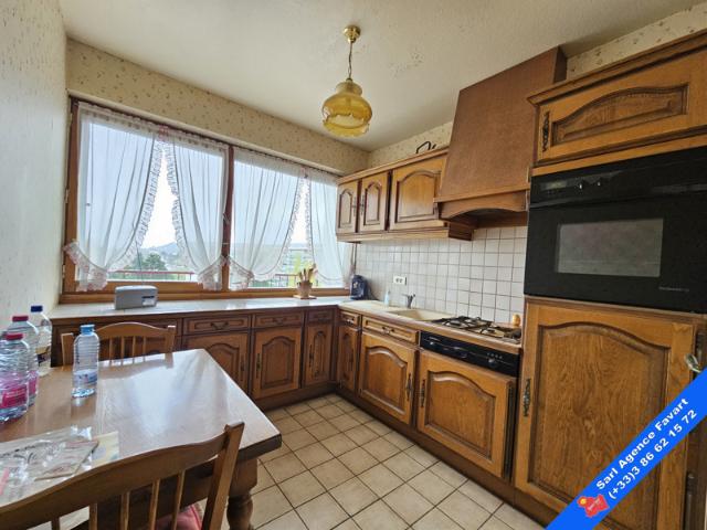 APPARTEMENT EN RÉSIDENCE AVEC ESPACES VERTS ET GARAGE FERME