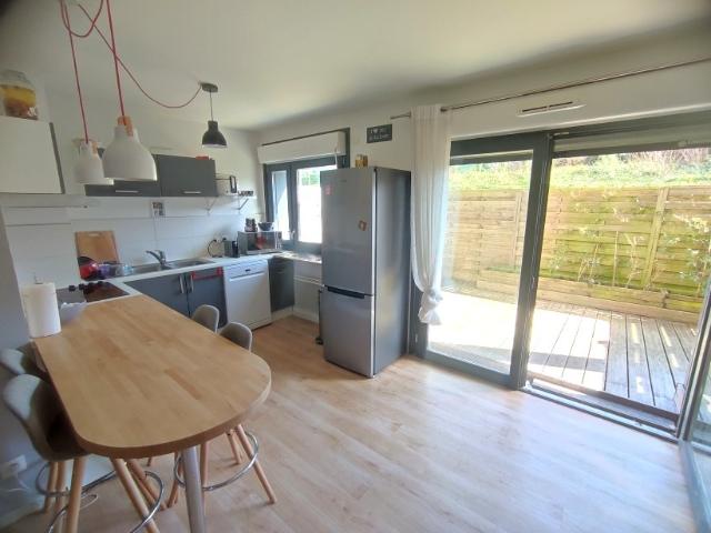 Appartement en résidence, en rez de chaussée, deux chambres, deux places de parking