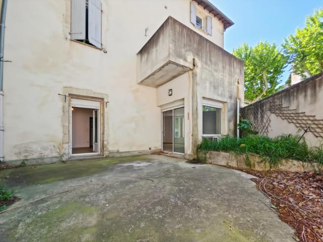 Appartement en rez de chaussée avec cour et parking