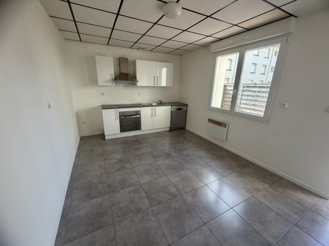 Appartement en rez de jardin avec cour à 2mn de la plage