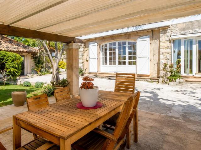 APPARTEMENT EN REZ DE JARDIN DANS VILLA – MOUGINS