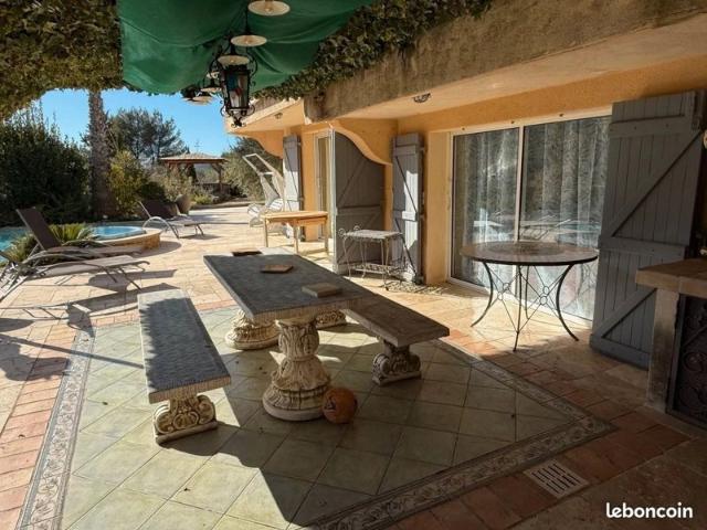 Appartement en rez de jardin de villa, meublé type 2, 75m², une chambre, parking privatif