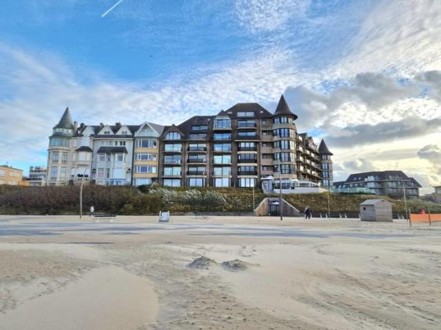 APPARTEMENT EXCLUSIF AVEC VUE FRONTALE SUR LA MER AVEC DEUX