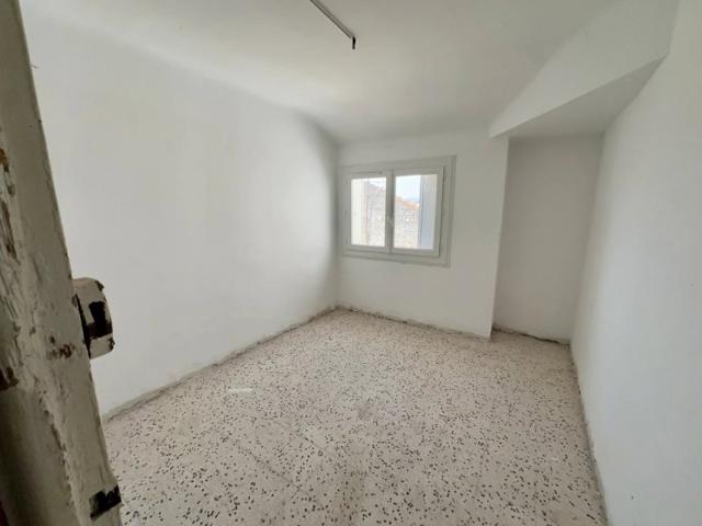 Appartement F3, 4 ieme et dernier étage, a rénover