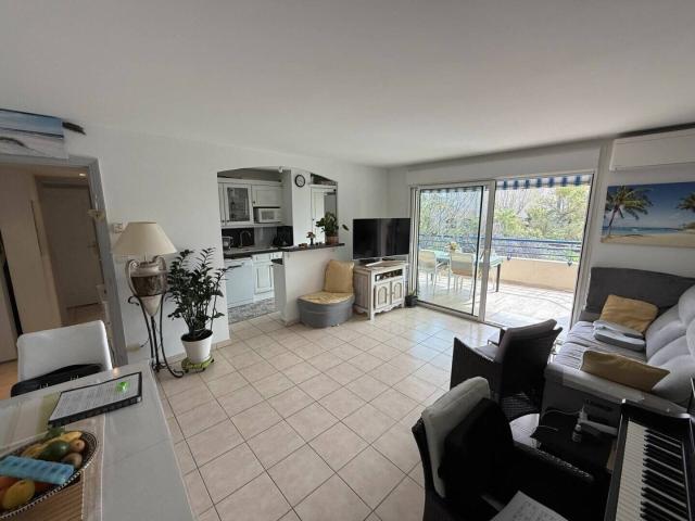 Appartement f3 Terrasse Fréjus 3 mn Plage à pieds Viager occ.