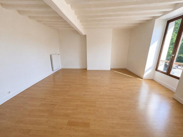 Appartement F3 au 1er étage d'un immeuble en centre village