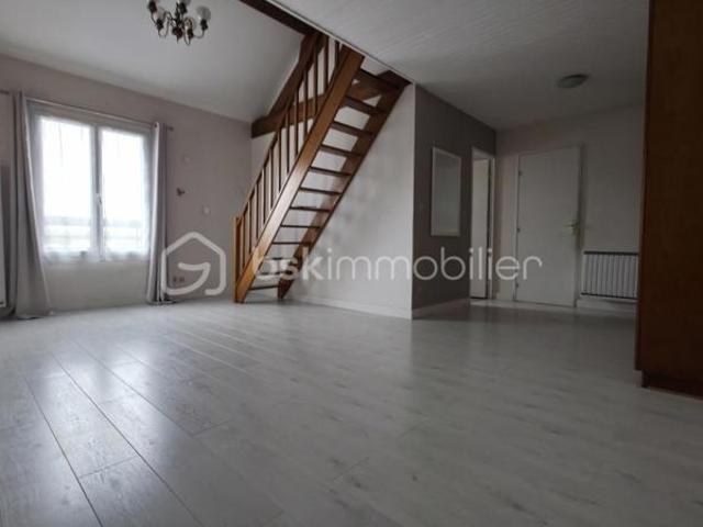 Appartement F3 DUPLEX avec place de parking privative. Orée du bois