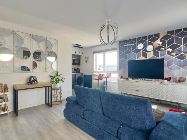 APPARTEMENT F3 DUPLEX DERNIER ETAGE GARE RER DE JUVISY A 600M