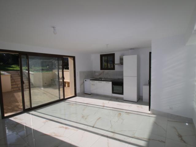 Appartement F3 neuf avec jardin sur colline et parking