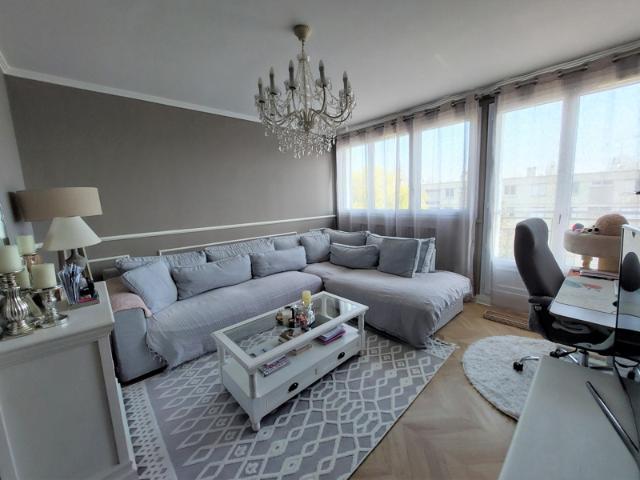Appartement F2 avec balcon, cave et place de parking