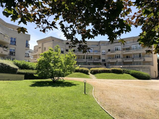 Appartement F2 avec balcon et box