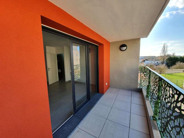 APPARTEMENT F2, PARKING COUVERT LUCE
