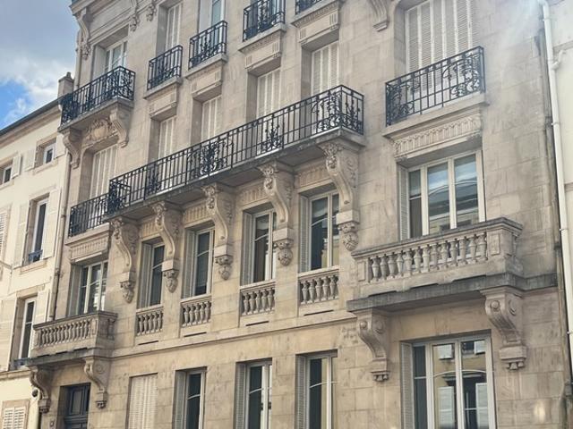 APPARTEMENT F7 DANS TRES BEL IMMEUBLE BOURGEOIS !
