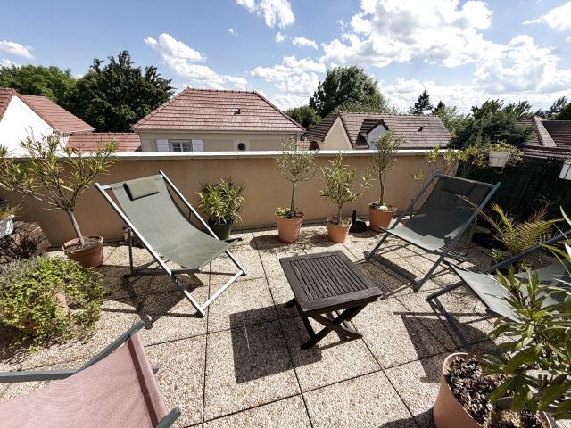 Appartement F4, 3 chambres, 1 terrasse, 1 box, 1 parking en extérieur