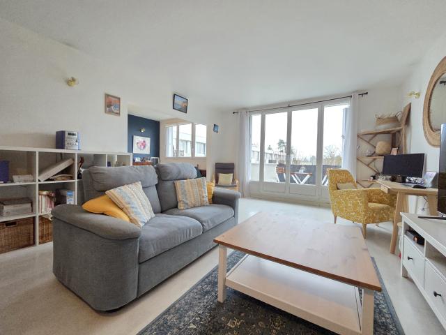Appartement F4 traversant avec balcon et parking