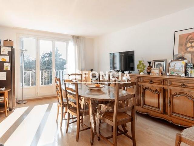 Appartement F4 de standing au dernier étage – Emplacement stratégique à Égly