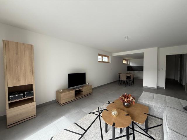 Appartement F4 spacieux avec terrasse, cave et garage, proche Suisse