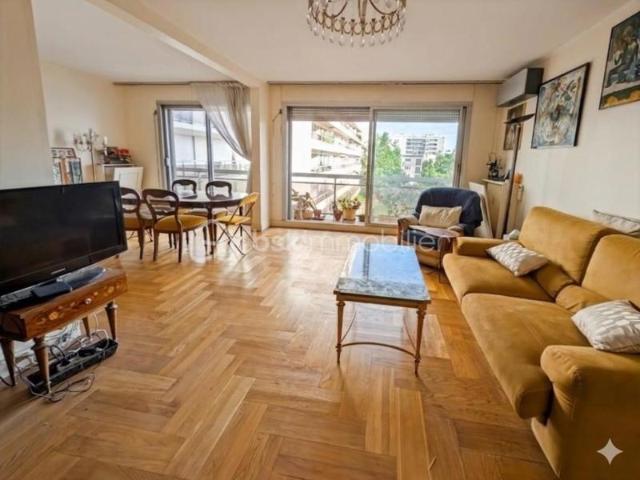 Appartement F5 avec 3 chambres Grand Séjour 30m2double balcon traversant Sud/Nord avec place de parking et cave