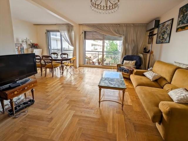 Appartement F5 avec 3 chambres Grand Séjour 30m2double balcon traversant Sud/Nord avec place de parking et cave