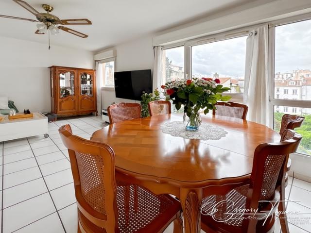 APPARTEMENT FAMILIAL 79 m² – 4 PIÈCES – 3 CHAMBRES – GRAND GARAGE – GRAND JARDIN – RÉSIDENCE CALME AVEC ASCENSEUR – SAINT ÉTIENNE