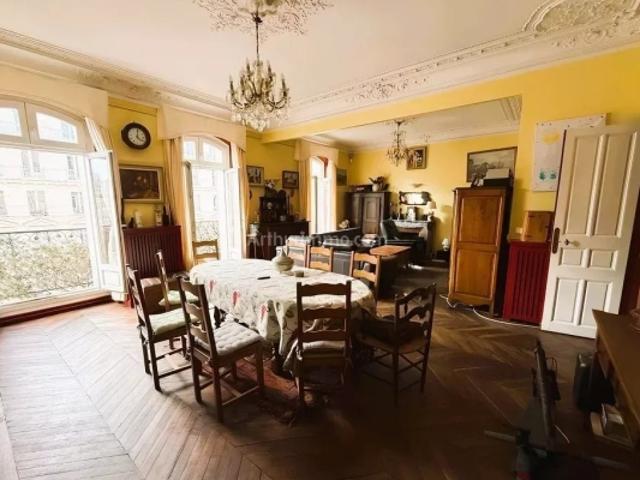 Appartement familial de 161 m² avec ascenseur et balcon Un écrin de confort aux portes du Marais
