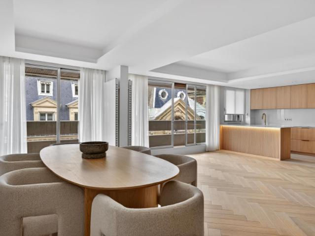 Appartement Familial Lumineux refait à neuf avec climatisation intégrale au Coeur du 16ème avec un balcon de 10m2