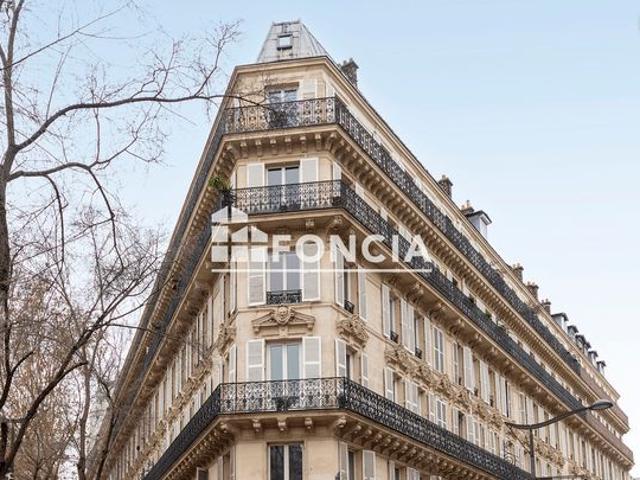 Appartement familial spacieux immeuble haussmannien d'angle avec gardien gare du nord