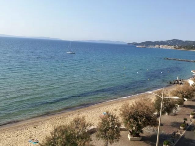 T3 HYPER CENTRE LES PIEDS DANS L'EAU LE LAVANDOU