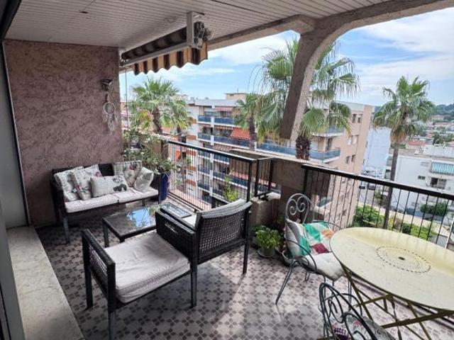 Appartement grand 2 P de 63m² en dernier étage à Cagnes sur Mer:quartier Hippodrome