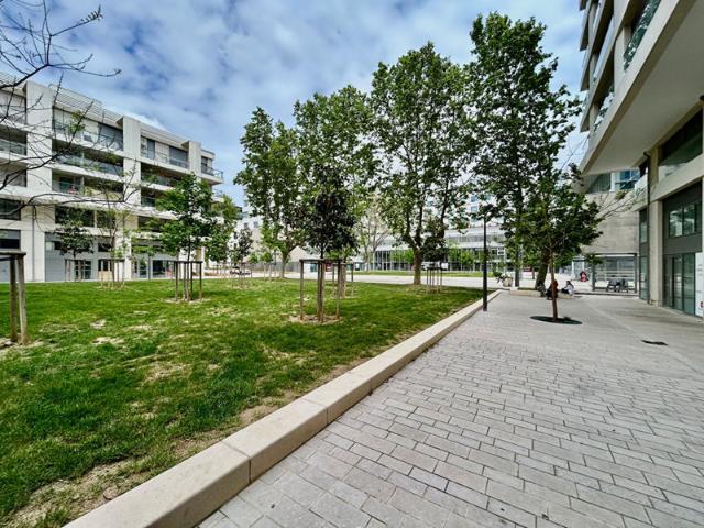Appartement grand T2 50m2 récent + véranda + parking
