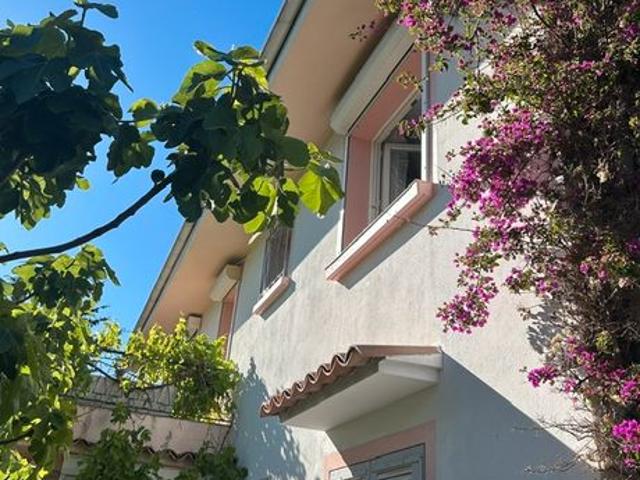 Appartement haut de villa SANS CHARGES 77m² T4 avec Terrasse 11m² et Jardin privatif 165m² proche bord de mer et commerces