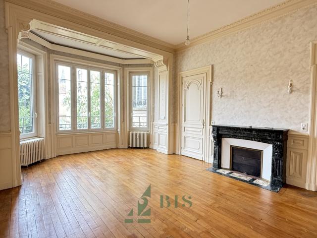Appartement haussmannien avec cave et garage sécurisé