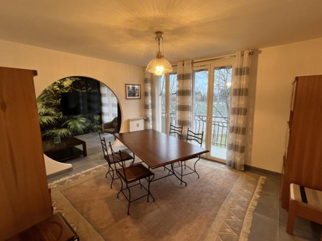 Appartement impeccablement rénové à 300 m du tramway avec la