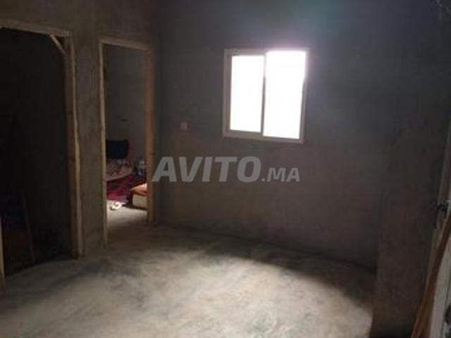 Appartement inférieur noir avec moitié de toit à vendre