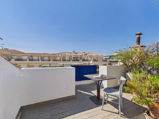 Appartement loft en dernier étage avec terrasse, aperçu mer Menton Centre