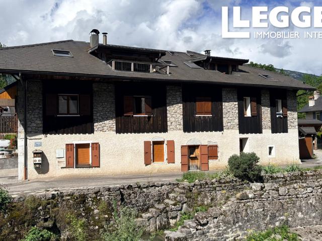 Appartement loft spacieux de 2/3 chambres au bord de la rivière, à 5 minutes du lac d’Annecy