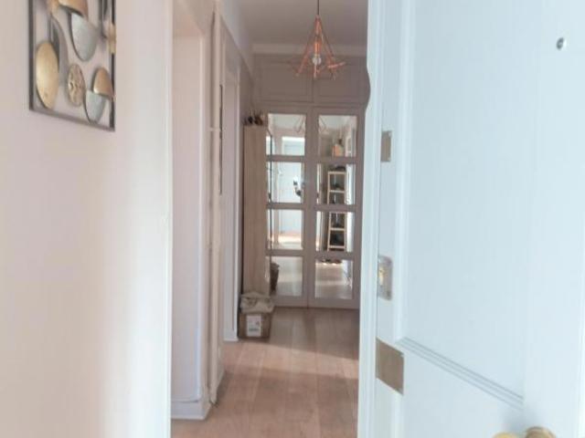 Magnifique, traversant, lumineux, 4e étage sans ascenseur, lumineux,2 chb, grands rangements + cave