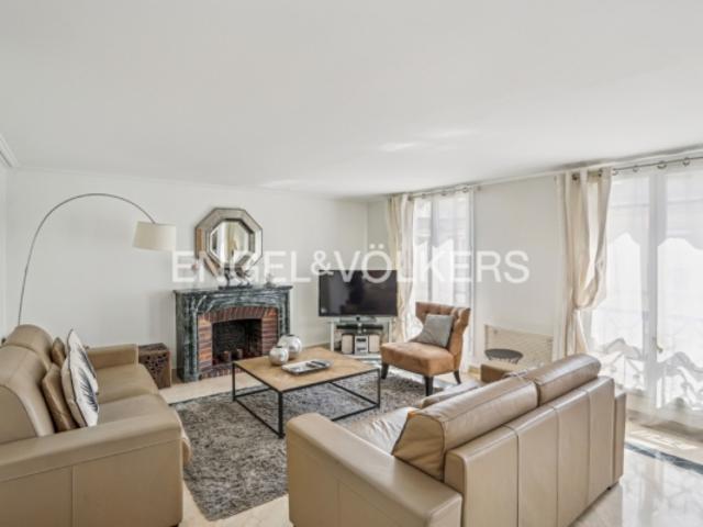Appartement lumineux au 6ème étage Paris VIII