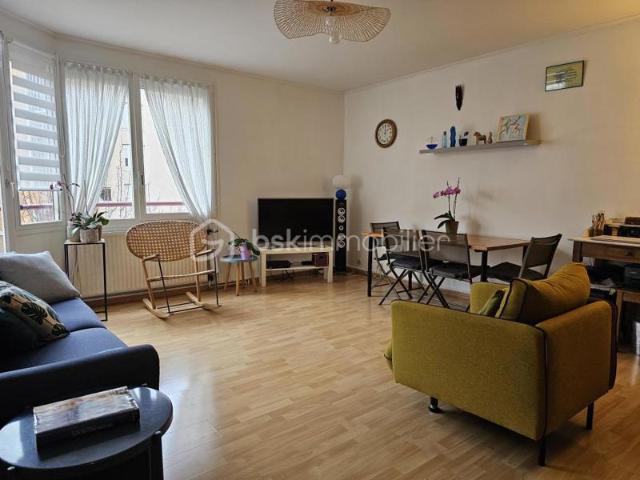 Appartement lumineux au cœur de la ville avec balcon