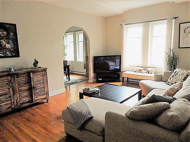 Appartement lumineux au dernier étage, 3 chambres, 5 1/2, rénove Bright top floor, 3 bedroom 5 1/2, renovated, Snowdon metro July 1