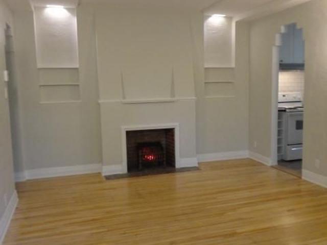 Appartement lumineux au dernier étage, 3 chambres, 5 1/2, rénove Bright top floor, 3 bedroom 5 1/2, renovated, Snowdon metro July 1