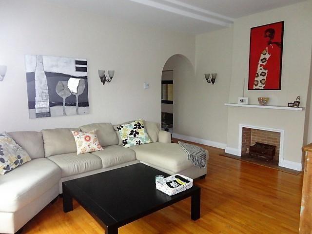 Appartement lumineux au dernier étage, 3 chambres, 5 1/2, rénove Bright top floor, 3 bedroom 5 1/2, renovated, Snowdon metro July 1