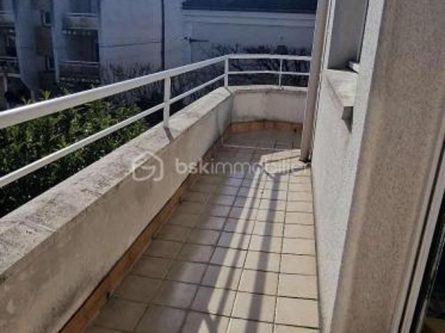 Appartement lumineux avec balcon en L, idéalement situé en plein cœur du quartier Jacob à Livry Gargan