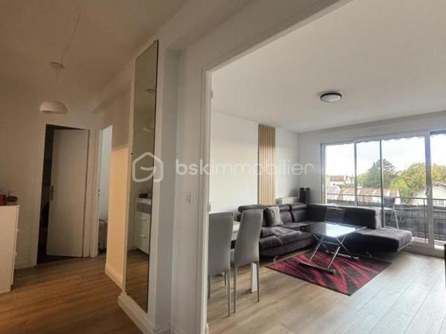 Appartement lumineux avec balcon + place de parking et cave