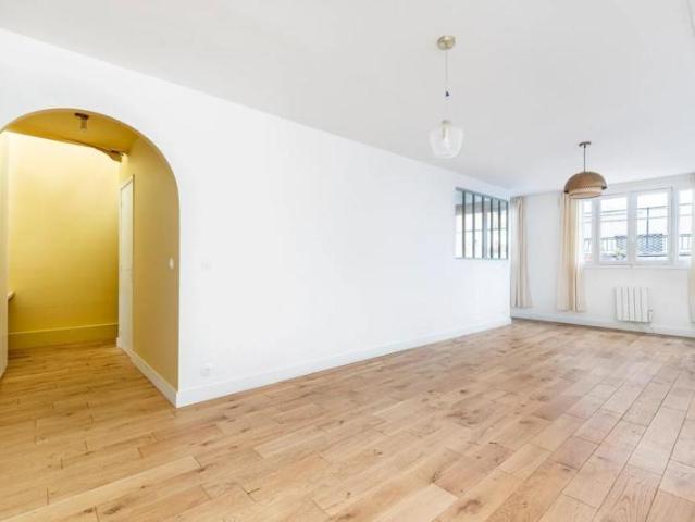 Appartement lumineux avec grand sous sol individuel 179m²
