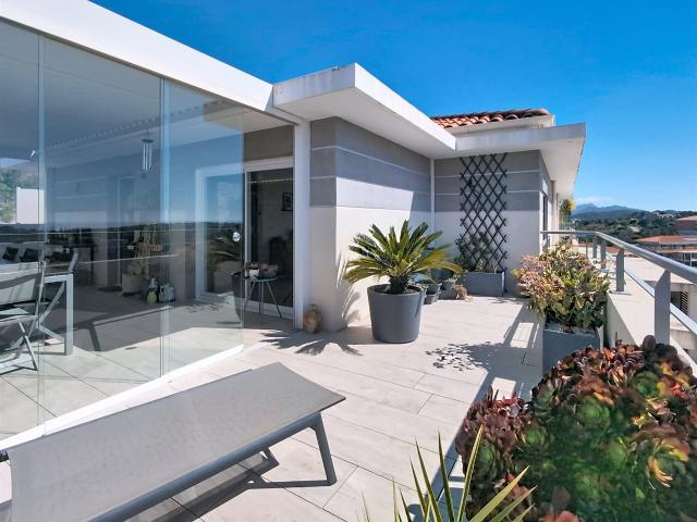 Appartement lumineux avec terrasse sur le toit et vue 82m² Saint Raphaël
